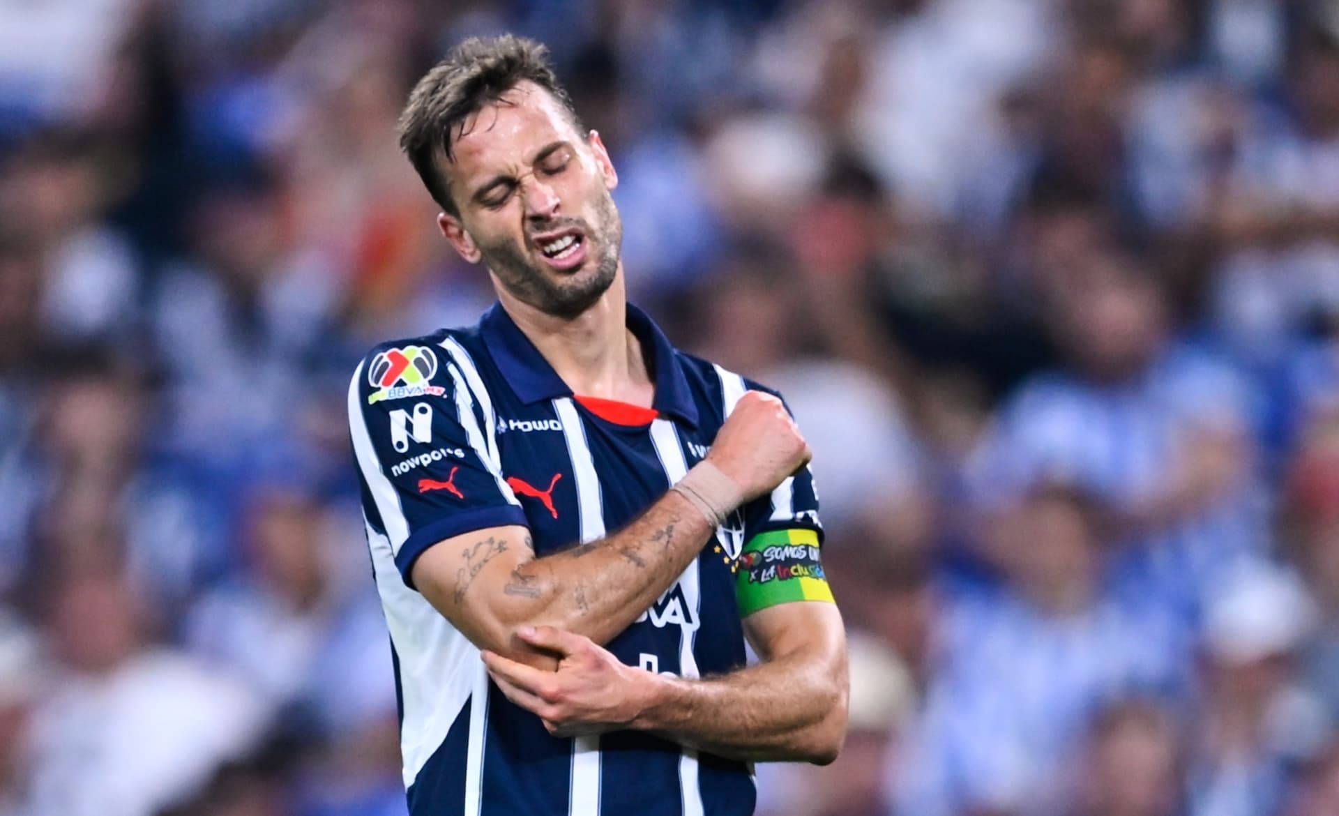 Sergio Canales molesto tras una falta (Fuente: Mexsports)
