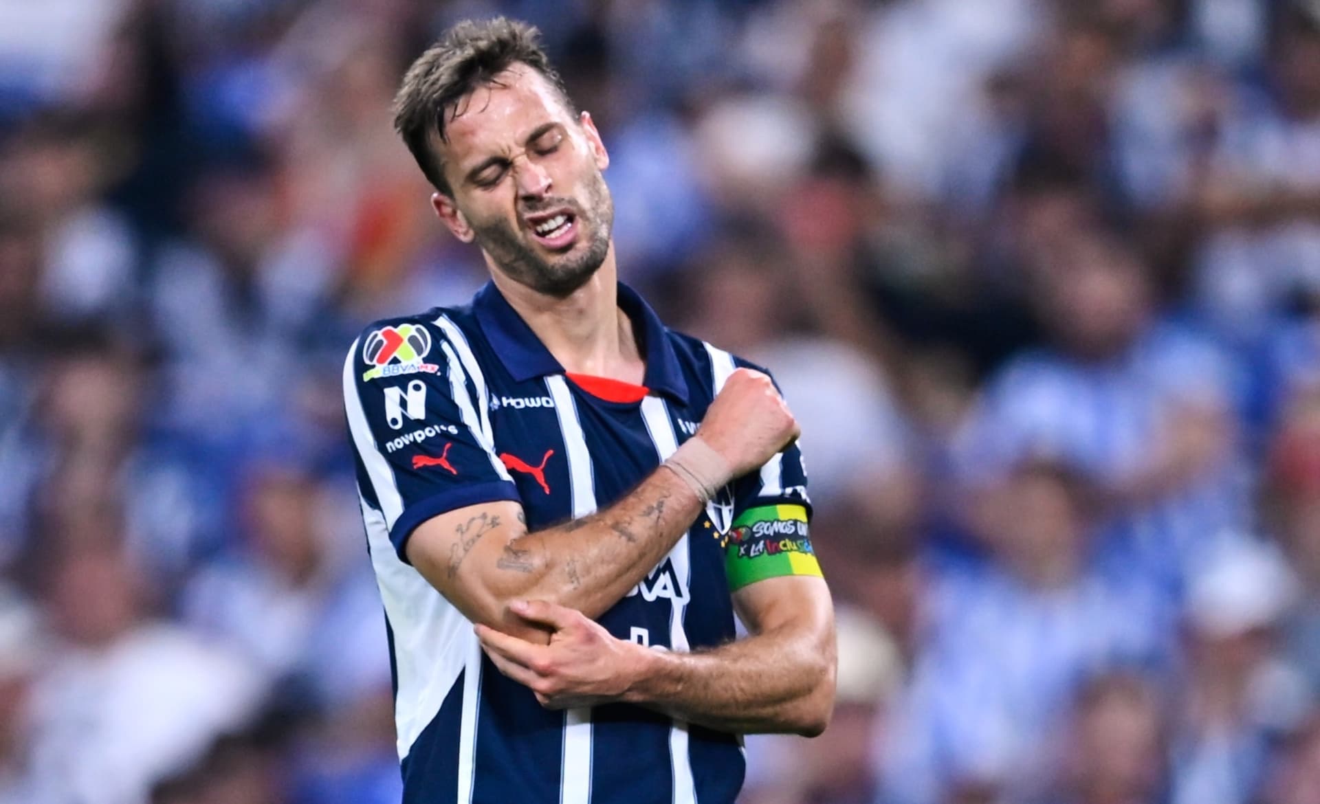 Sergio Canales se lamenta una oportunidad de gol ante Rayados (Fuente: Mexsports)