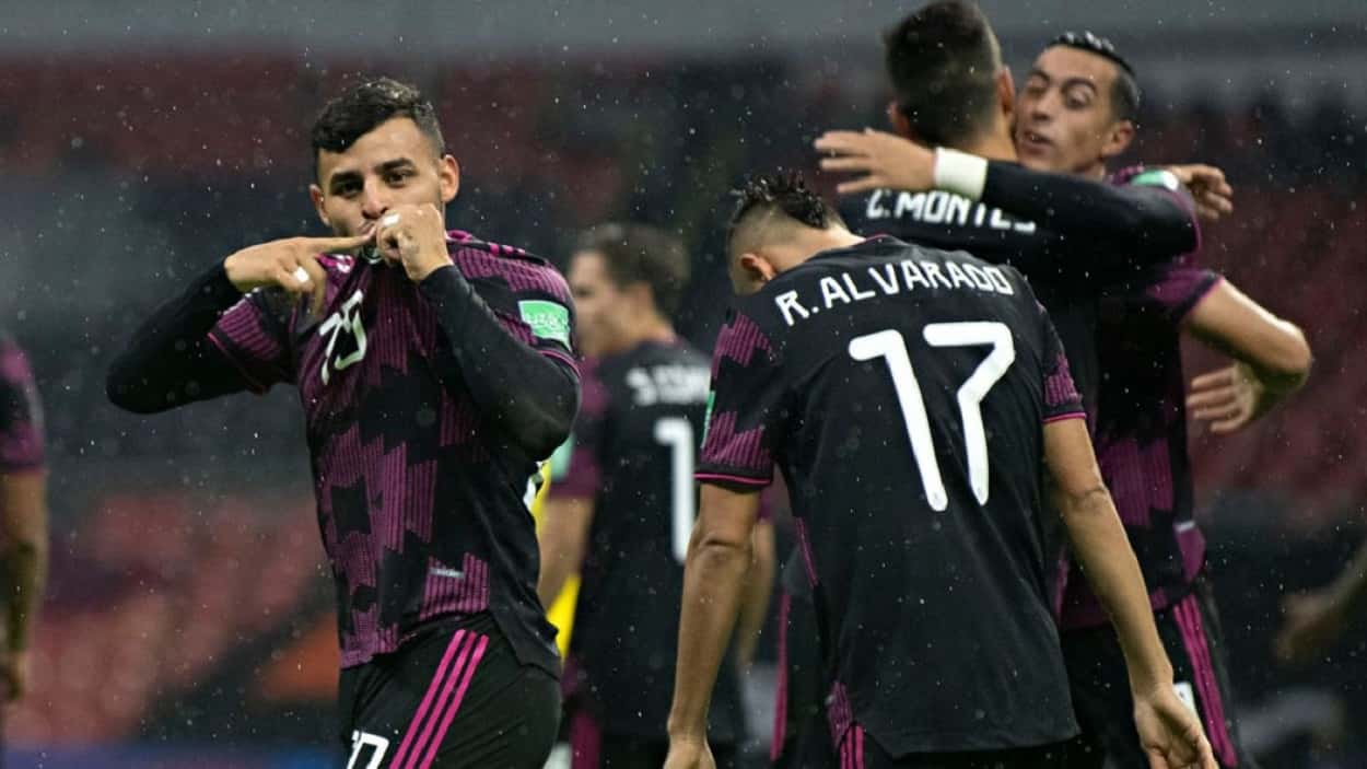 Sin una alineación definida, Jorge Theiler alista muchos cambios en ausencia de Gerardo Martino en la Selección Mexicana frente a Costa Rica.