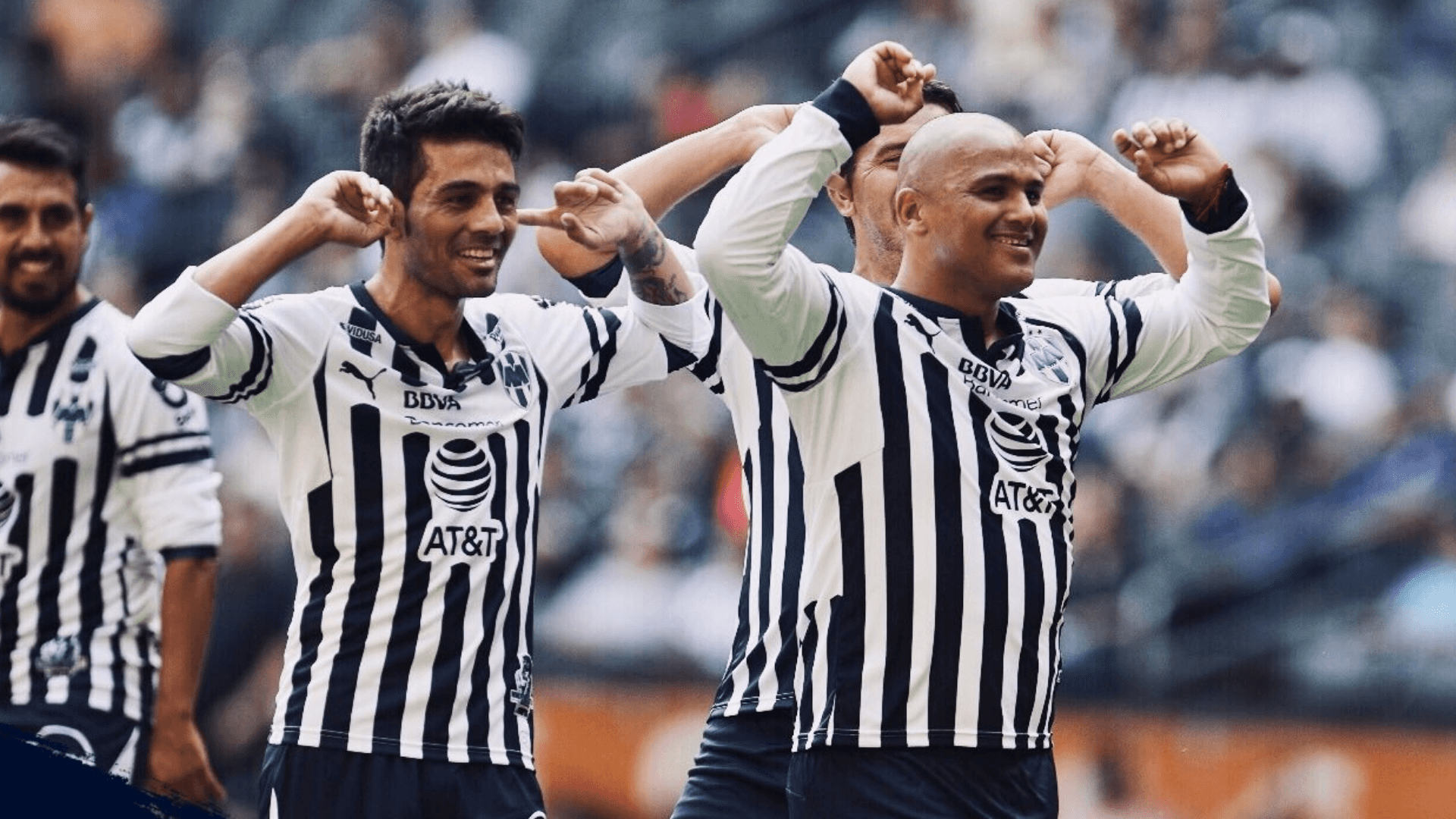 Suazo jugando en Monterrey. | Foto: X oficial de @Rayados