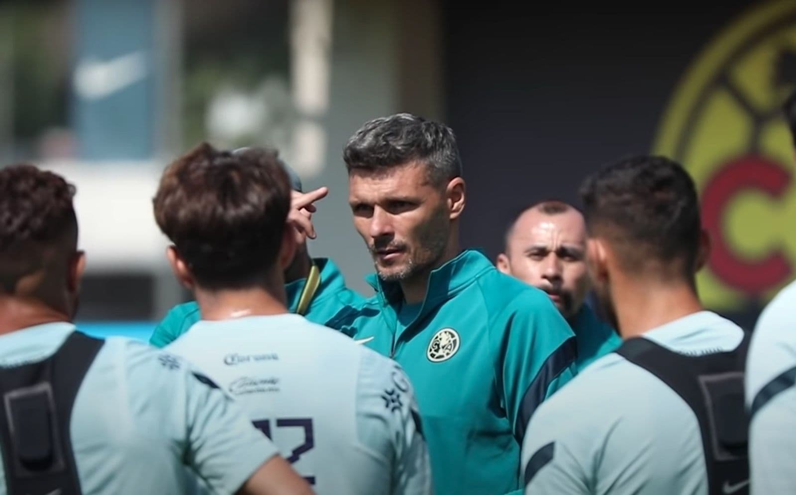 Tano Ortiz y el crack que no quiere dentro del campo de juego vs Manchester City