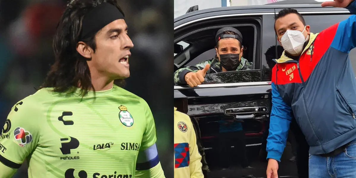Tanto Guillermo Ochoa como Carlos Acevedo llegan en una camioneta Mercedes Benz, pero la del portero de Santos Laguna la comparte con otros jugadores