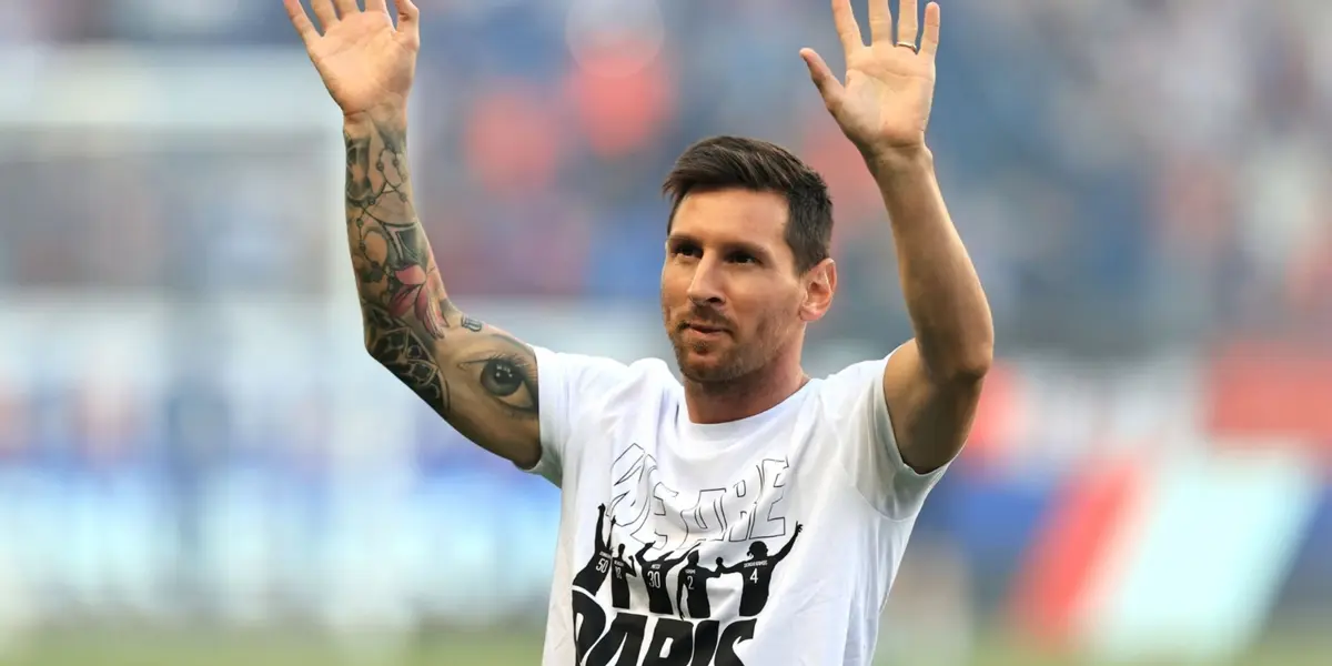 Tras no tener una despedida ante la afición en el Camp Nou, Lionel Messi fue sorprendido por la hinchada parisina que lo dejó sin palabras.