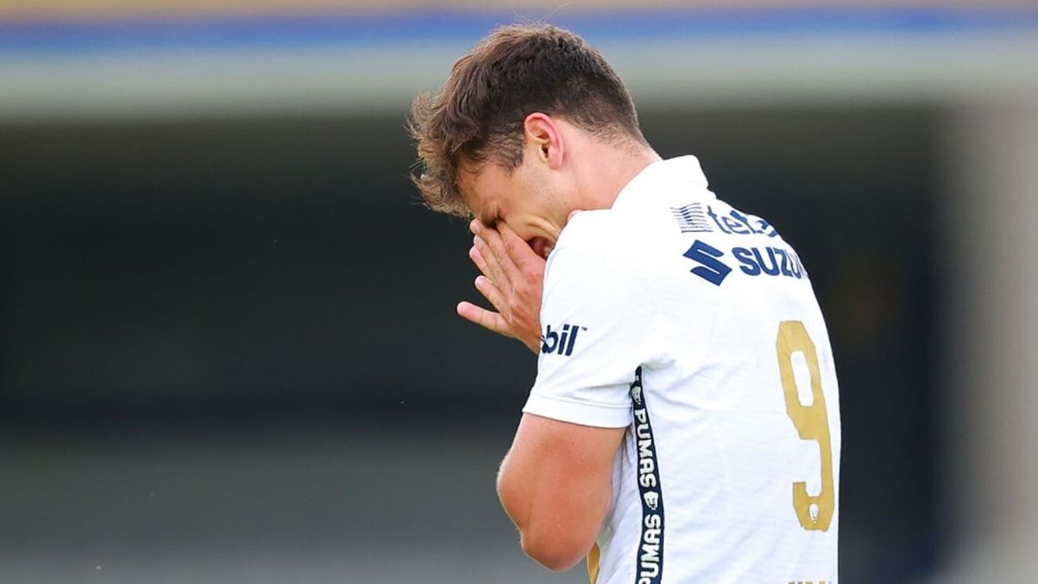 Un codazo sobre Dinenno en la parte final del segundo tiempo genero el descontento de la afición de Pumas, quienes aseguraron que la consigna es que Atlas sea campeón.