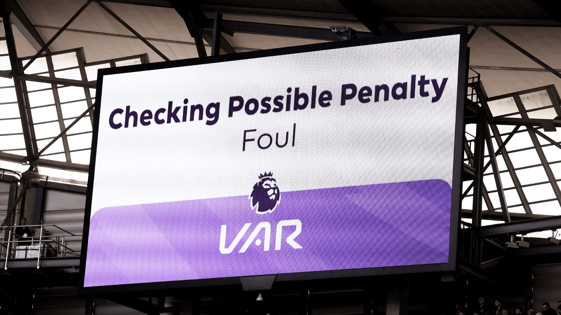Uso de VAR. | Foto: X oficial de @premierleague