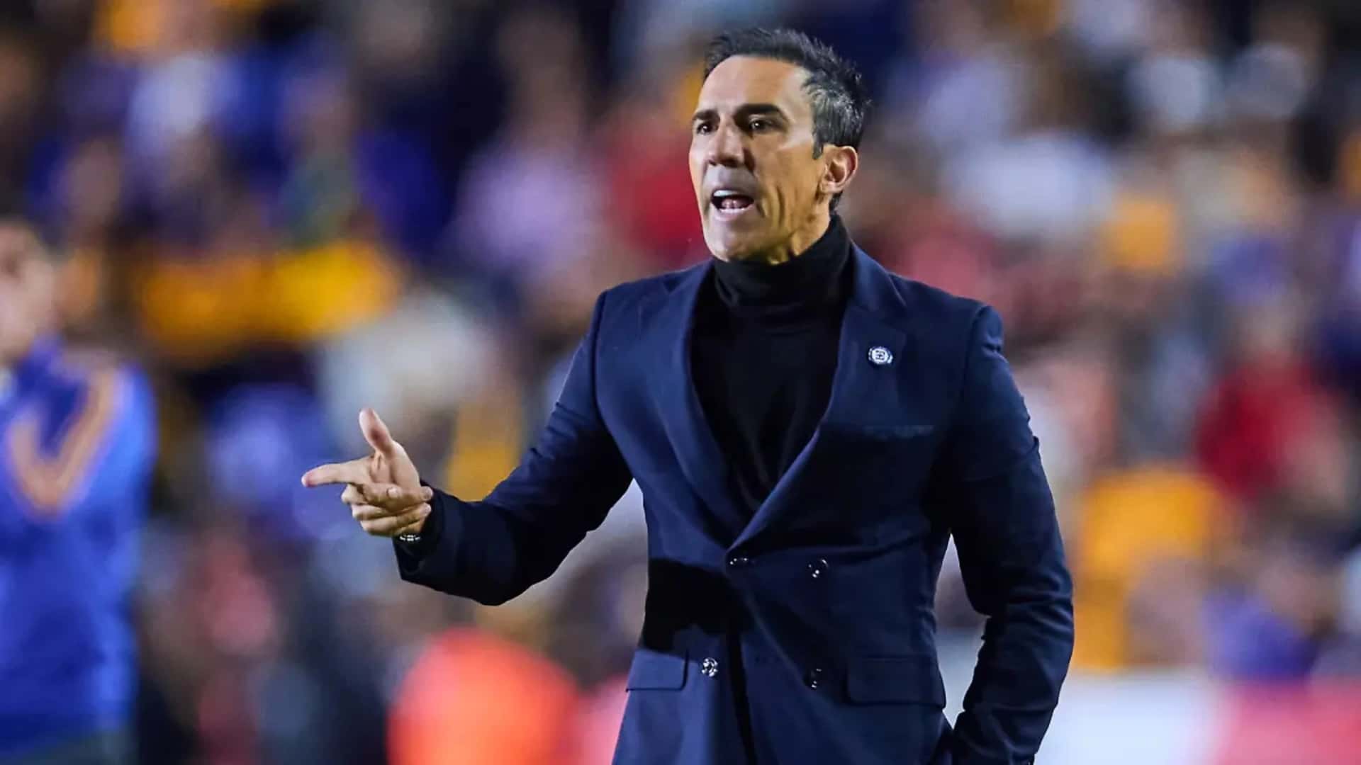 Vicente Sánchez dirigiendo a Cruz Azul
