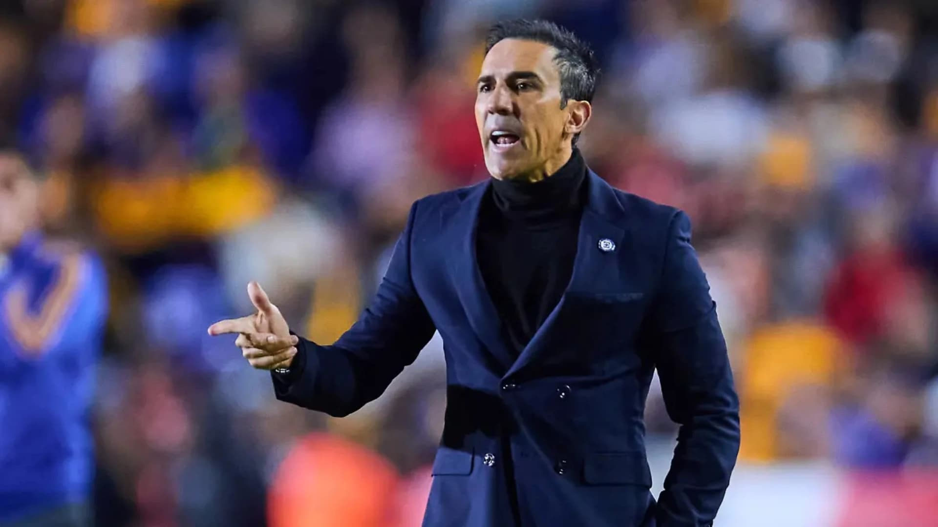 Vicente Sánchez dirigiendo a Cruz Azul