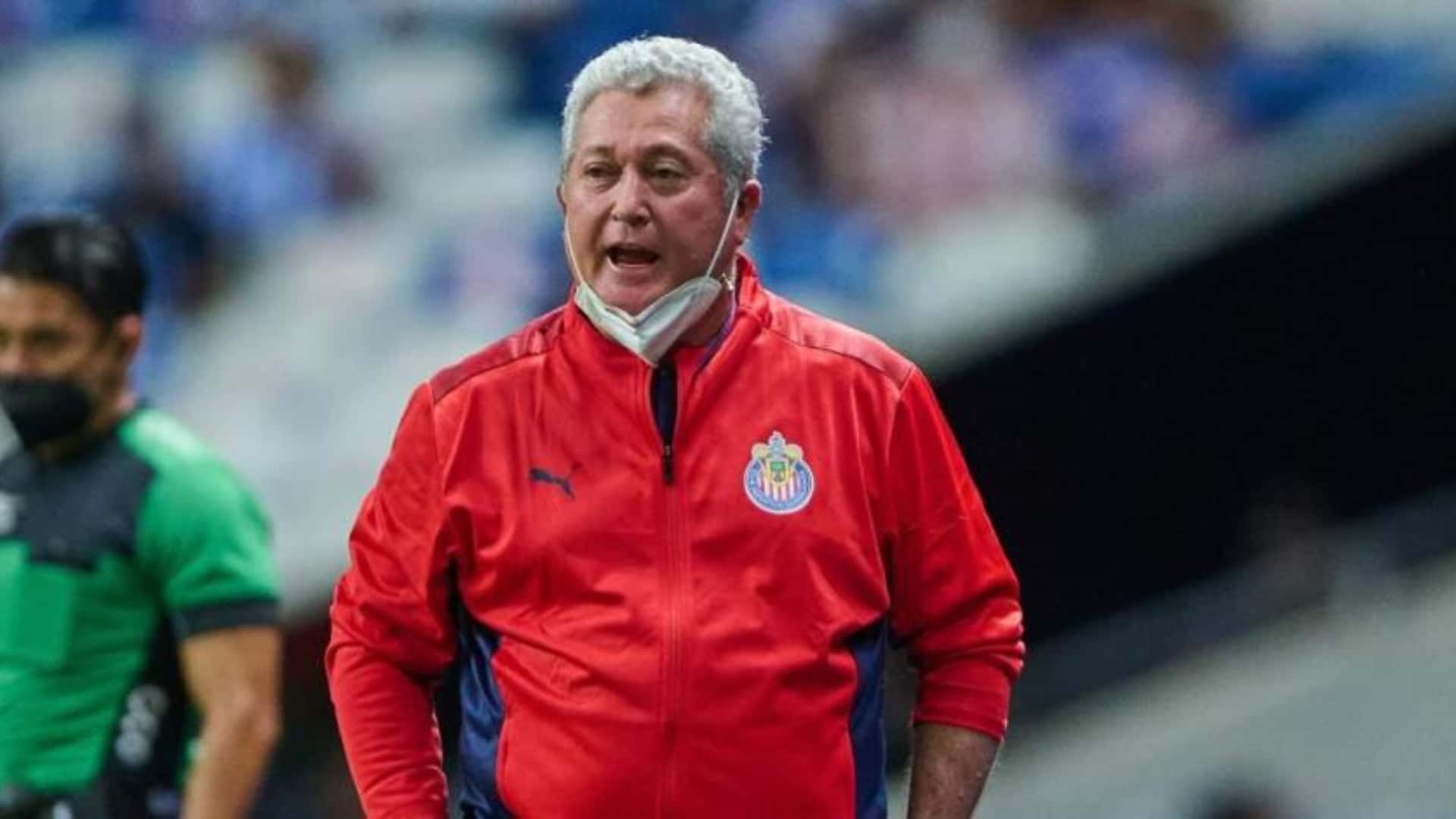 Victor Manuel Vucetich con la chamarra de Chivas (Foto: La Razón de México)