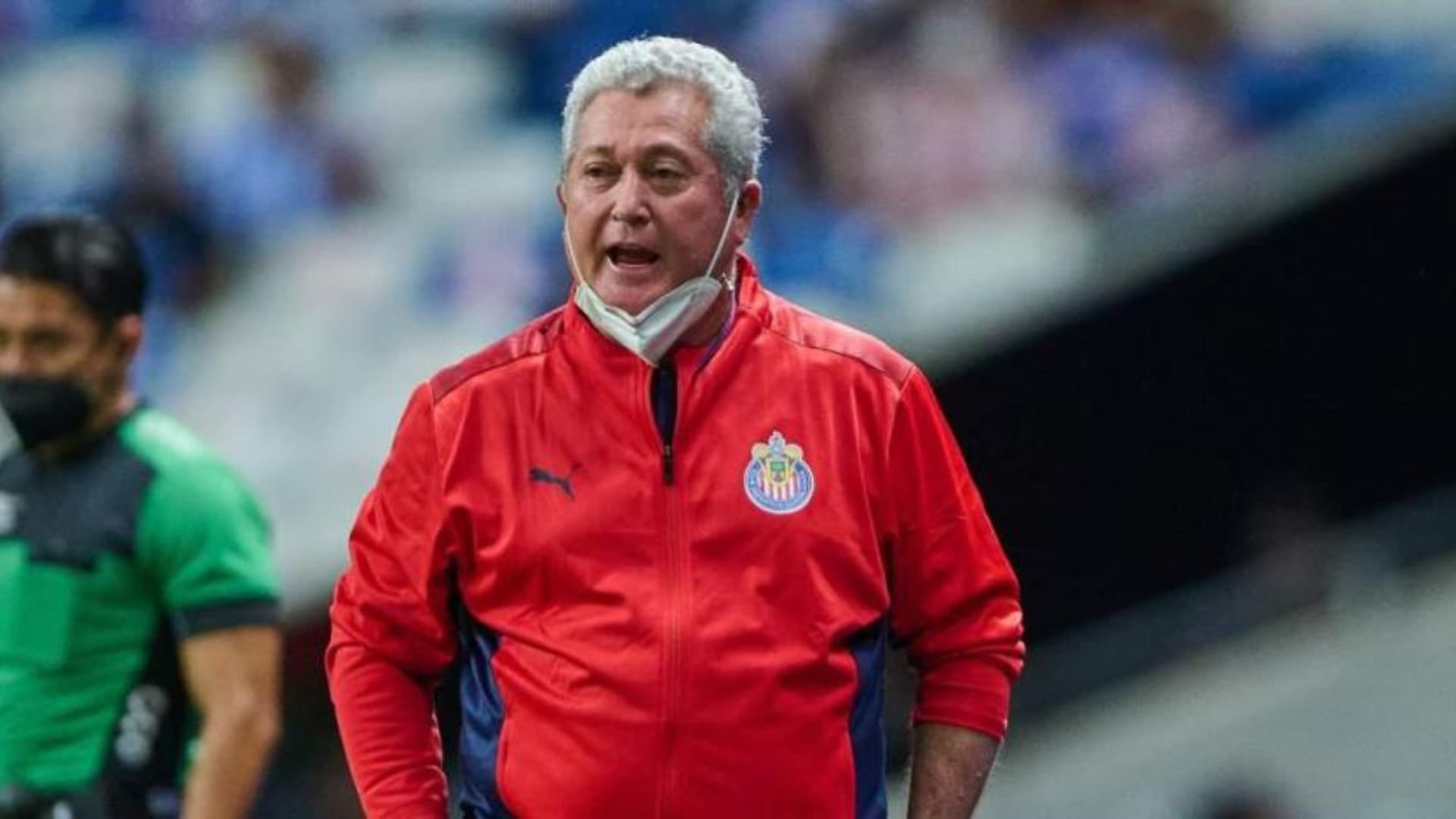 Victor Manuel Vucetich con la chamarra de Chivas (Foto: La Razón de México)
