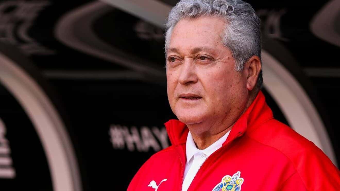 Víctor Vucetich tiene claro que su partido ante Monterrey definiría su estancia en el plantel de Chivas, por lo que comenzó con los cambios y mando a valle verde a tres canteranos Deivoon Magaña, Alejandro Organista y Jesús Orozco