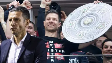 Xabi Alonso levanta el título de la Bundes Liga por primera vez / EFE