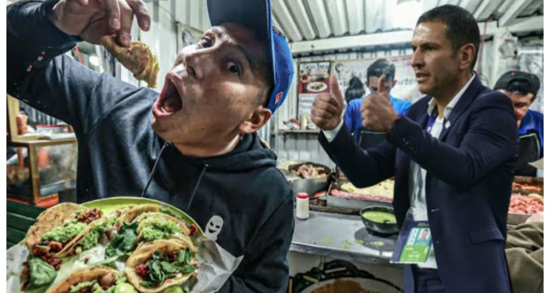 Youtuber comiendo tacos en un sitio de la Ciudad de México / El Universal