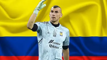 Nahuel en un partido de Tigres y al fondo la bandera de Colombia / Foto Mexsport