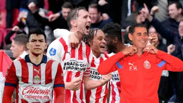 Chuky con la de Chivas y Hierro delante de jugadores del PSV