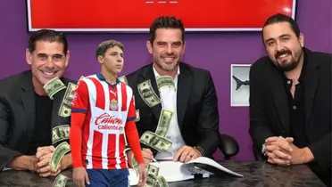 Hierro, Gago y Amaury firmando contrato y Tiloncito con la playera de Chivas