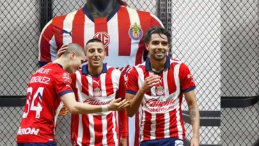 Jugadores de Chivas delante de la nueva playera