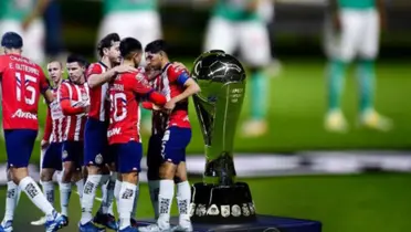 Jugadores de Chivas tras el trofeo de Liga