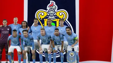 Jugadores del Manchester City junto al escudo de Chivas / FOTO Getty Images