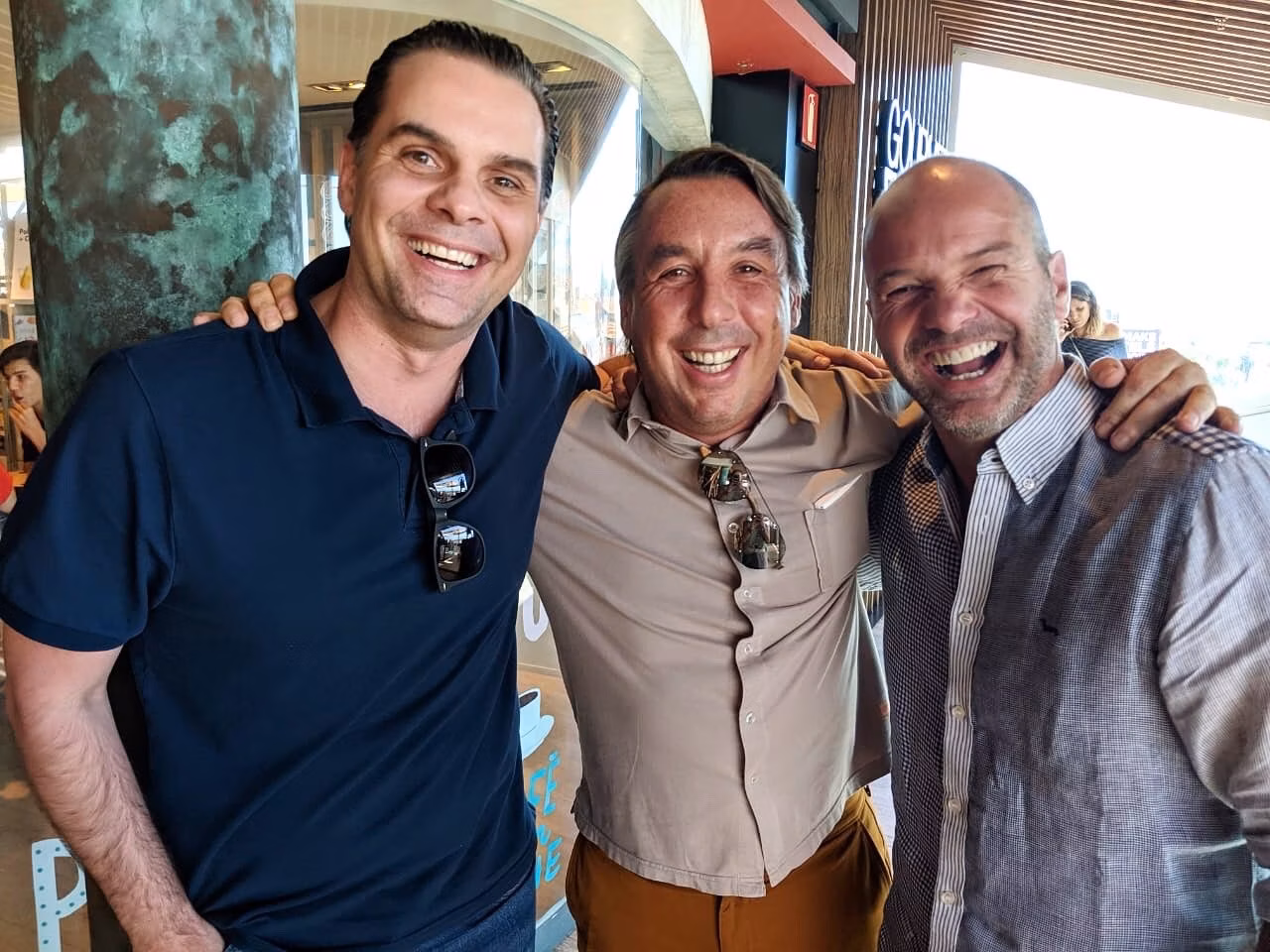 tres personas posando para la foto