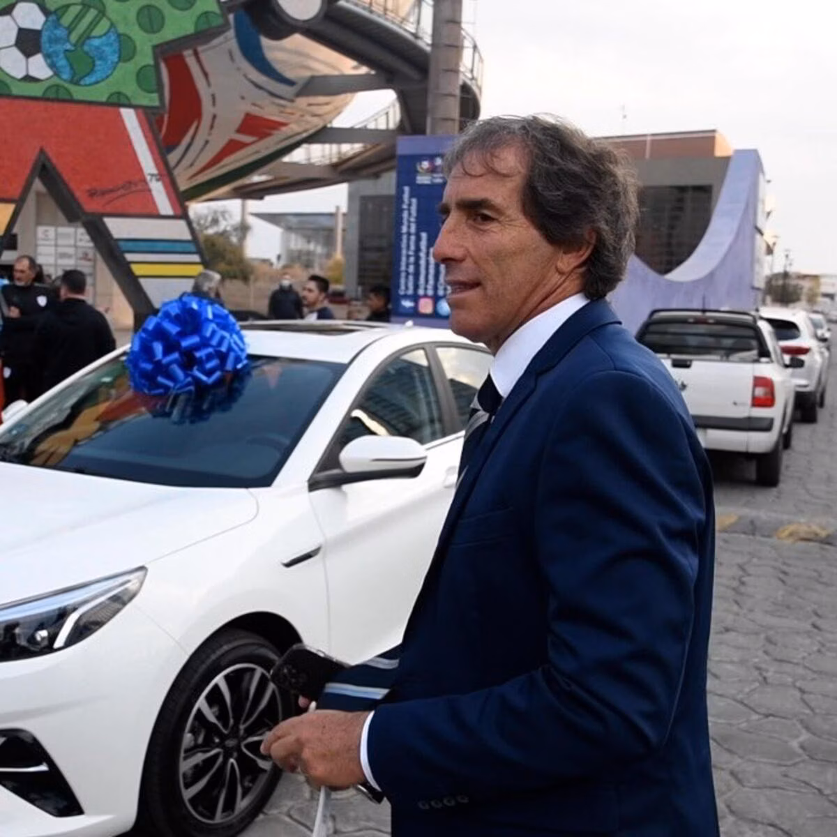 Guillermo Almada y junto a su coche 