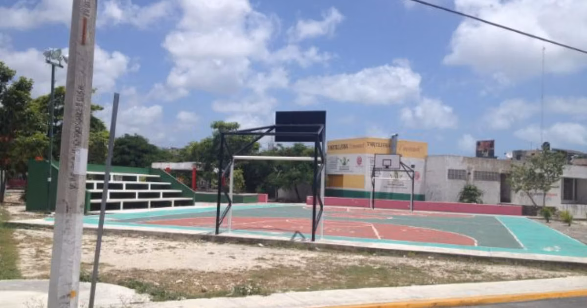 Cancha de basquet de un barrio en Cancún