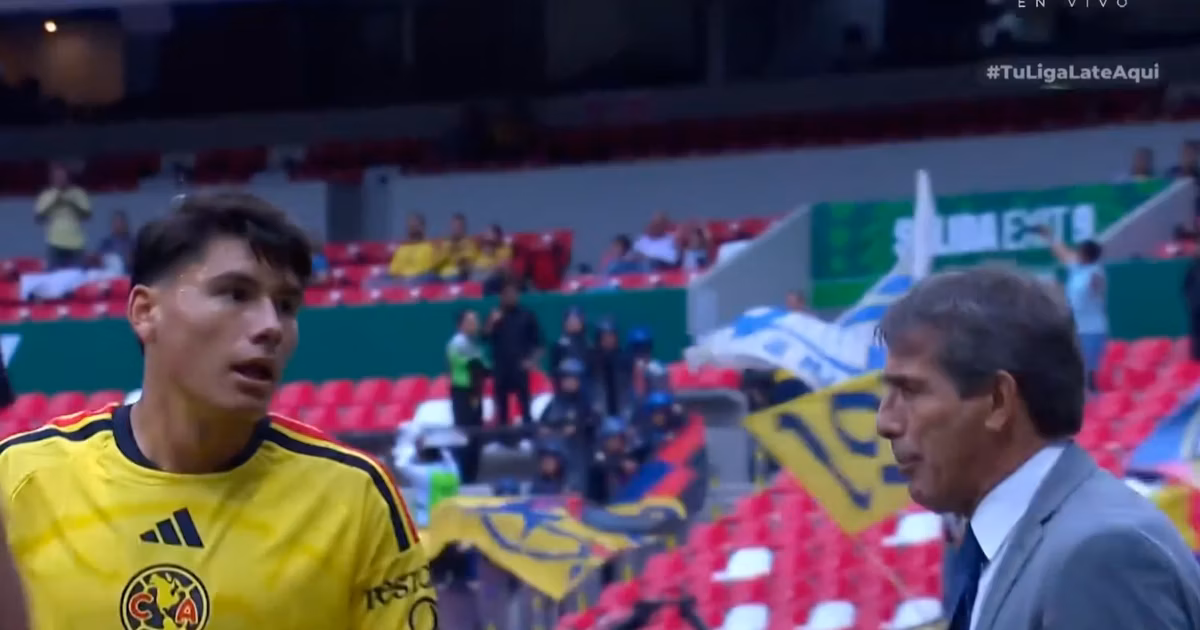 Guillermo Almada dando recomendaciones a su jugador