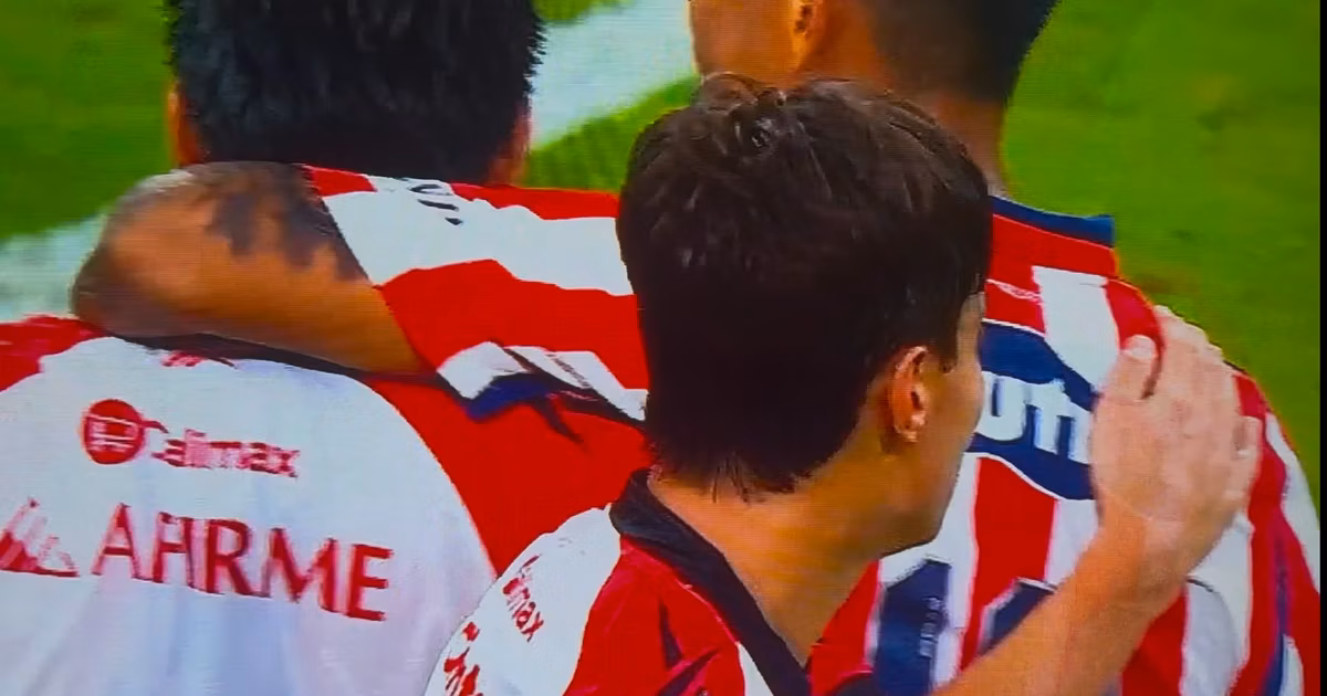Gilberto Mora abrazando a Efraín Álvarez tras la marcación del penal.