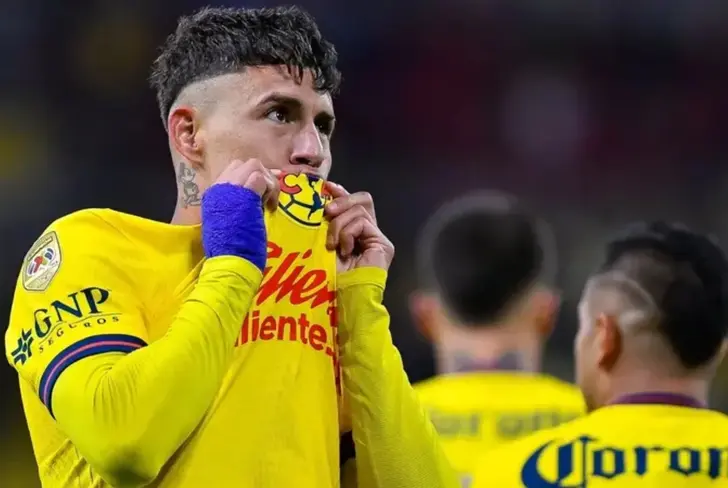 Cristian Calderón besando el escudo del América