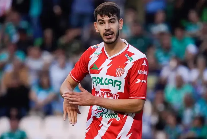 El jugador con más similitudes al 'Cachorro' y más barato.