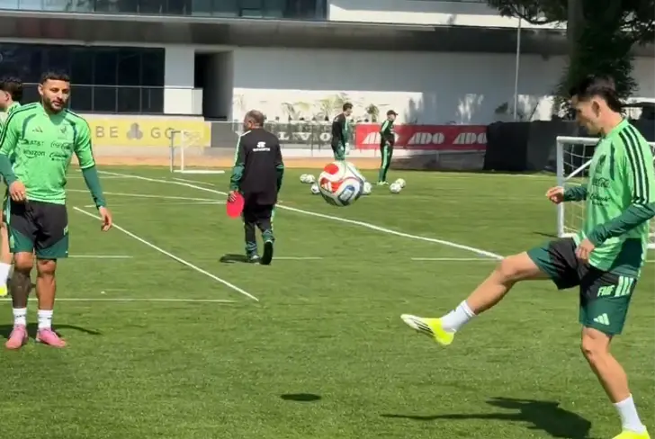 Fidalgo y Alvarado compartiendo rondo.