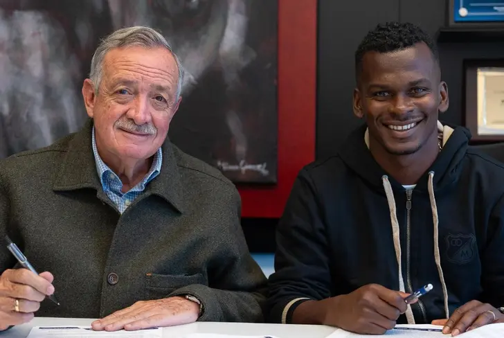 Darwin Quintero firmando contrato y posteriormente siendo presentado por Millonarios FC.