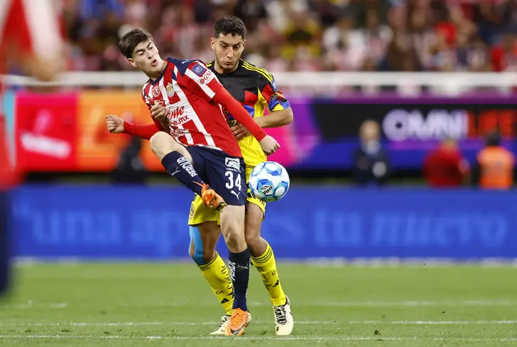 Sebastián Cáceres durante el clásico nacional cubriendo a Armando González