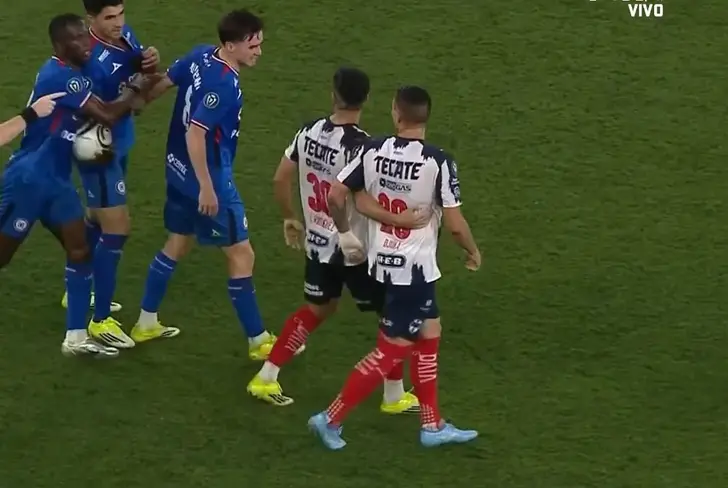 Nicolás Ibáñez preguntándole a Djuka si quería su camiseta.