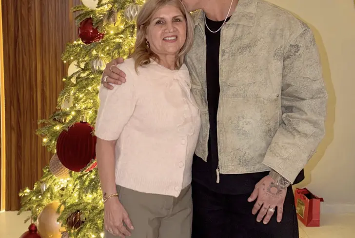 Alan Pulido compartiendo la Navidad al lado de su madre / Foto: Captura de pantalla de Instagram
