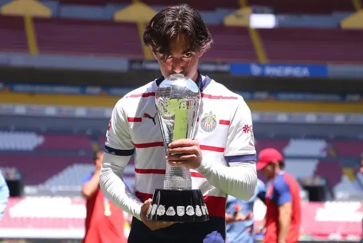 Brocksom levantando el título con Chivas Sub 16