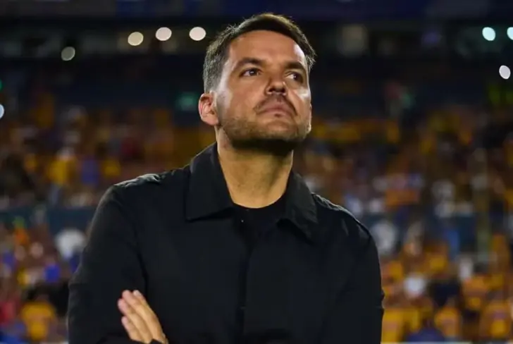La imagen de Larcamón podría perder valor tras la eliminación.