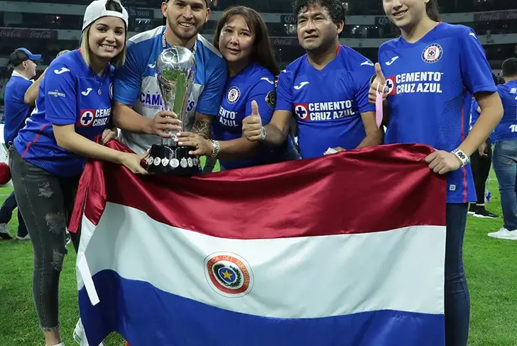 Juan Escobar festejando cuando levantó la novena con Cruz Azul
