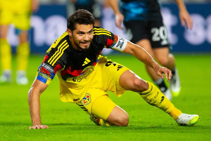 Henry Martín con la playera del Club América