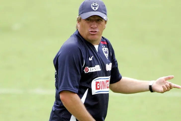 Miguel Herrera dirigiendo a Rayados