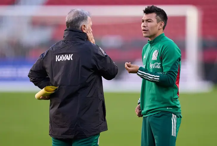 Hirving Lozano molesto durante un entrenamiento de Gerardo Martino