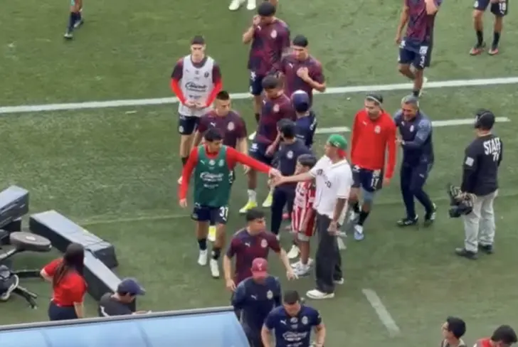 Luis Romo siendo saludado por sus compañeros previo al partido ante Santos