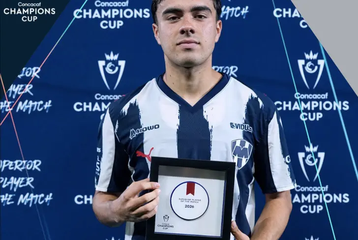 Iker Fimbres recibió el MVP del Rayados vs Xelajú / Foto: CONCACAF