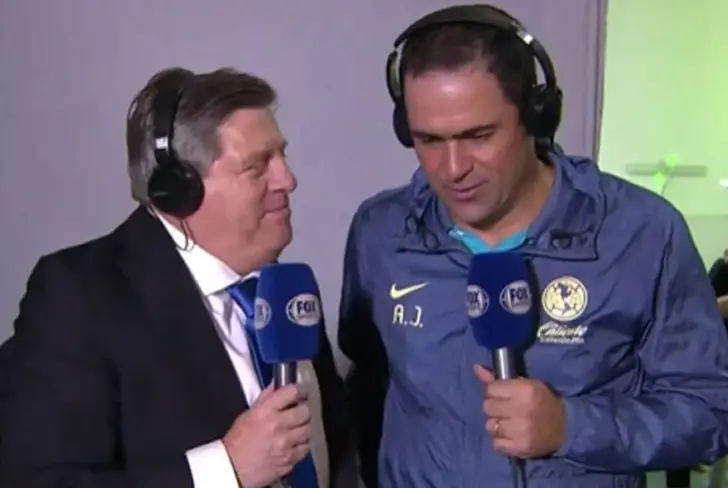 Miguel Herrera entrevistando a André Jardine