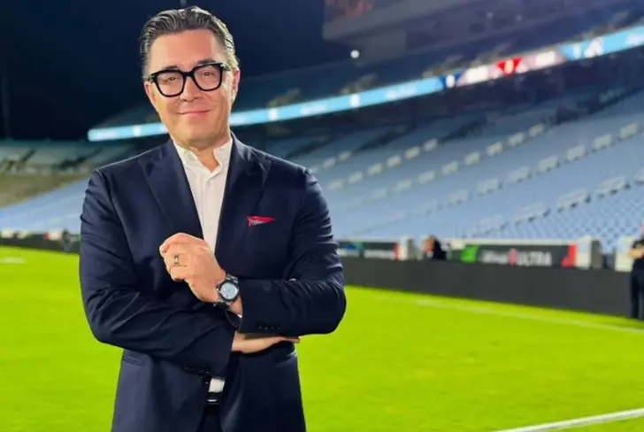 Antonio Rosique durante una transmisión de TV Azteca
