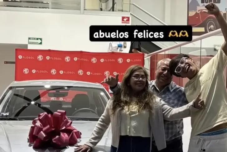 Yael Padilla le regalo un carro a sus abuelos / FOTO INSTAGRAM
