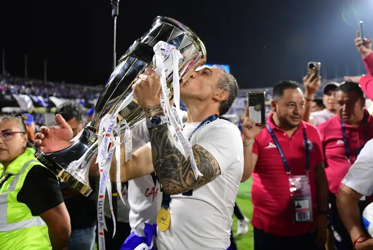 Vicente Sánchez levantando la Concacaf Champions Cup