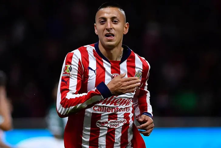 Roberto Alvarado se consolidó como la estrella de Chivas en tiempos de Hierro