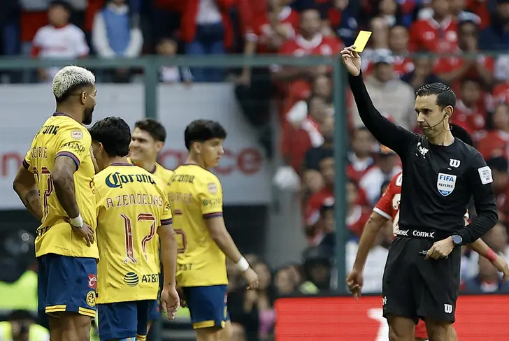 No es la primera vez que un colegiado se ve afectado tras pitarle un duelo al América.