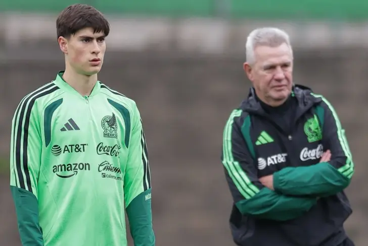 Armando González durante práctica de la Selección Mexicana junto a Javier Aguirre