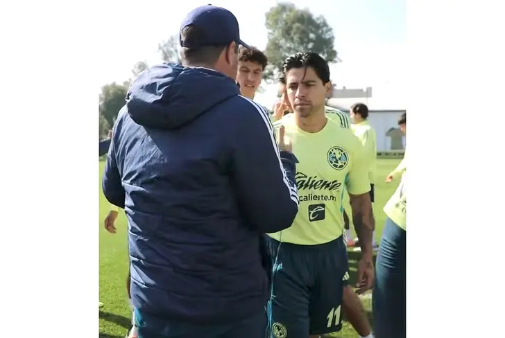 Víctor Dávila dándole la mano a André Jardine en el América